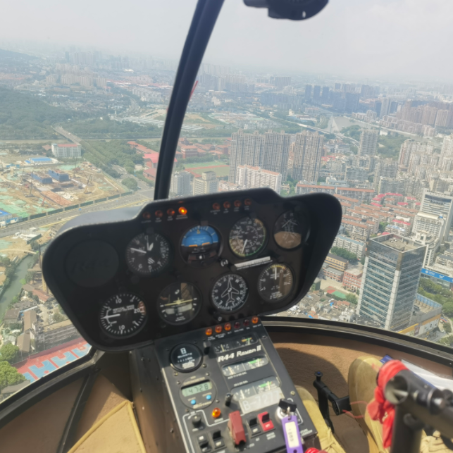 罗宾逊R44直升机 (1).png