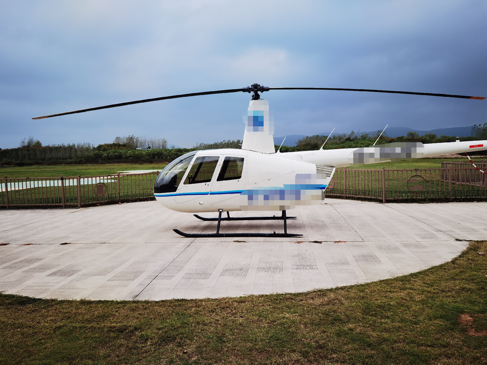 ROBINSON R44Ⅱ型直升机2017年448小时 (3).jpg