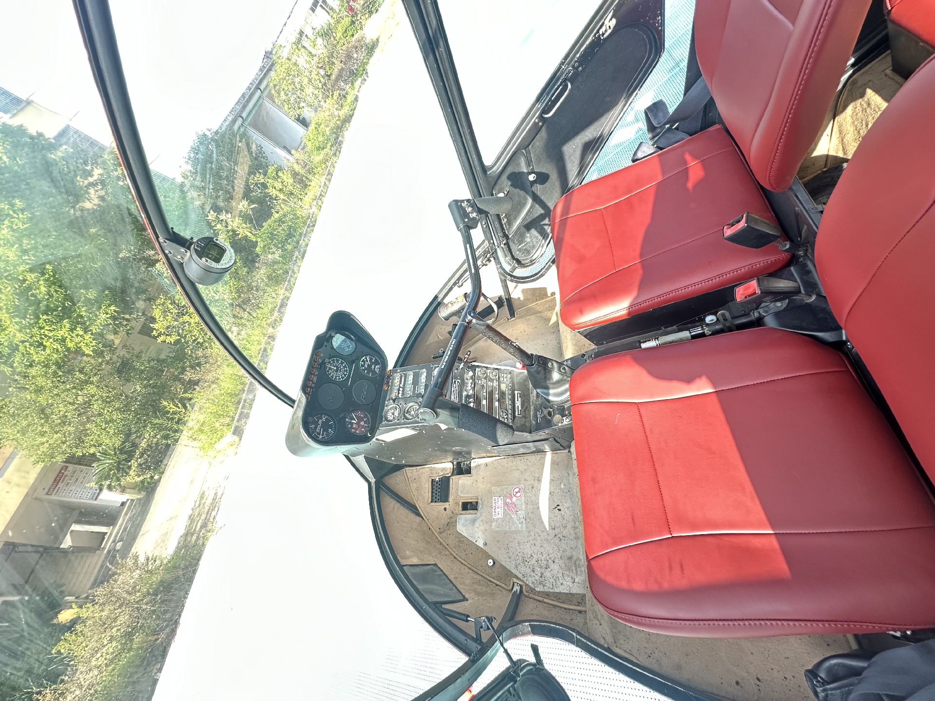 2012年出厂的 罗宾逊R44 raven1   价格15万美元1650小时 (2).jpg